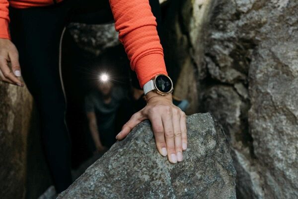 Polar Grit X Pro - Montre GPS Multisport Connectée - Résistance Militaire, Verre Saphir, Fréquence Cardiaque au Poignet, Autonomie Prolongée, Navigation - Idéale pour Sport Outdoor, Trail, Randonnée