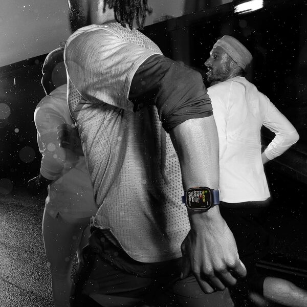 Apple Watch Ultra 2 (49 mm GPS + Cellular) Montre de Sport connectée avec Boîtier en Titane Noir et Boucle Alpine Vert foncé (Medium). Suivi de l’activité, GPS Haute précision, Neutre en Carbone