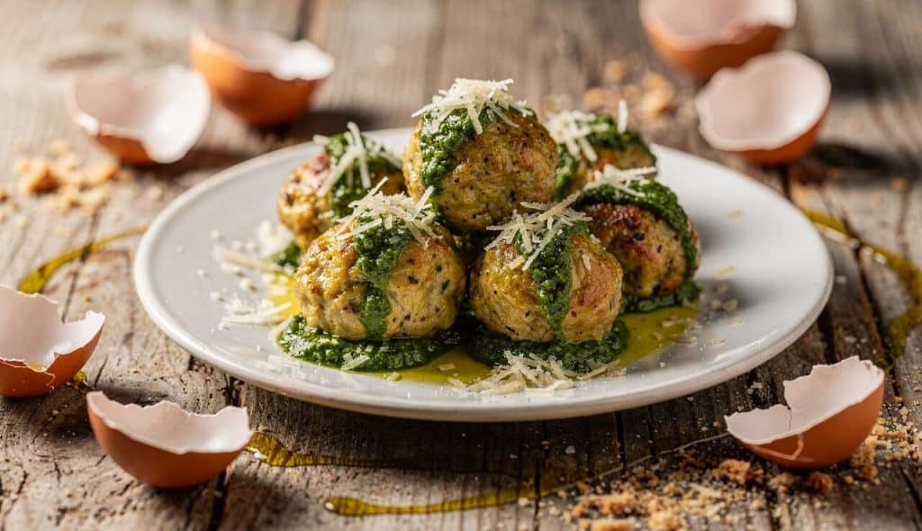 Boulettes de poulet au pesto : recette gourmande et facile