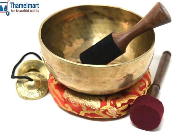 Bol chantant tibétain martelé à la main avec le chakra du cœur et du chakra du cœur élevé, note F, 20,3 cm – Vieux bol de yoga par Singing Népal